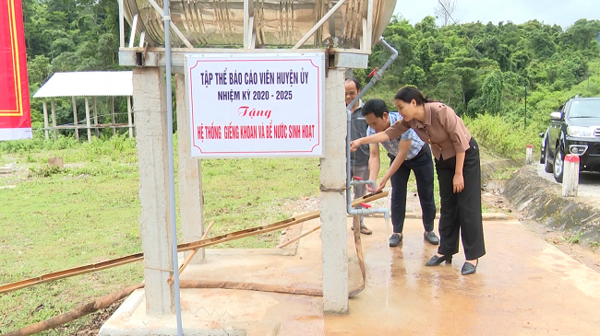 Quảng Bình: Khánh thành và bàn giao hệ thống giếng khoan và bể nước sinh hoạt cho bản Cà roòng 2 xã Thượng Trạch